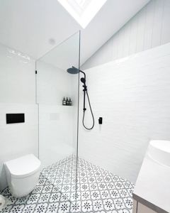 ShowerScreens_10mm_Panels_BlackHardware_AlbroProjects2