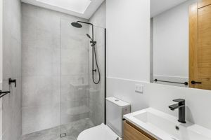 ShowerScreens_10mm_Panels_BlackHardware_CheneyConstructionsQld