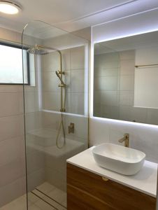 ShowerScreens_10mm_Panels_GoldHardware_FenwickBuildingGroupPtyLtd
