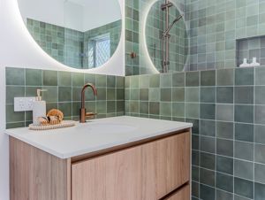 ShowerScreens_10mm_Panels_BrassHardware_FenwickBuildingGroupPtyLtd4