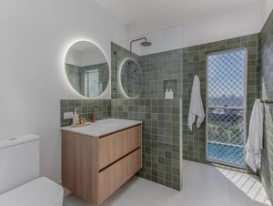 ShowerScreens_10mm_Panels_BrassHardware_FenwickBuildingGroupPtyLtd3