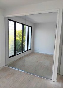 WardrobeDoors_Frameless_White_Frame_Track_2Doors_SilverMirror