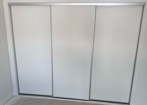 WardrobeDoors_Framed_White_Triple_MattSilver_Frame