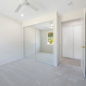 WardrobeDoors_Framed_WhiteFrame_MirrorInserts_Silver_bluewaterhomesqld